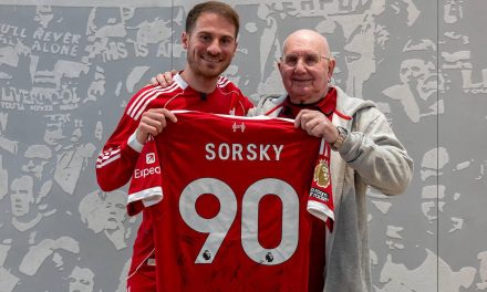 Alexis Mac Allister Kejutkan Fans Liverpool Berusia 90 Tahun