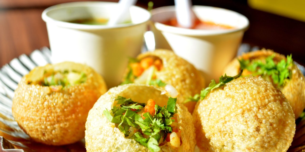 Pani Puri India: Makan Jajanan Bola Renyah Berkuah Rempah