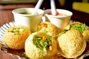 Pani Puri India: Makan Jajanan Bola Renyah Berkuah Rempah