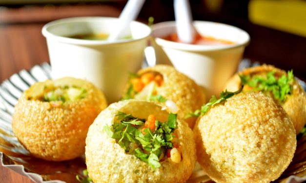 Pani Puri India: Makan Jajanan Bola Renyah Berkuah Rempah