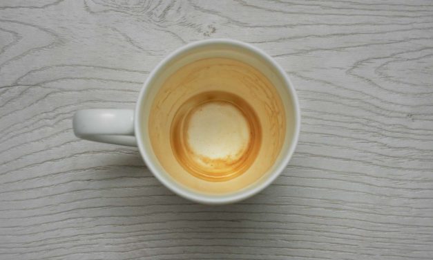 Tips Hilangkan Kerak Kopi Agar Cangkir Tetap Bersih Mengilap