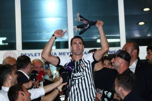 Dusan Vlahovic Resmi Tinggalkan Juventus Demi Besiktas