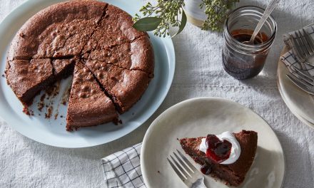 Mengenal Kladdkaka, Kue Cokelat Panggang Ikonik Khas Swedia