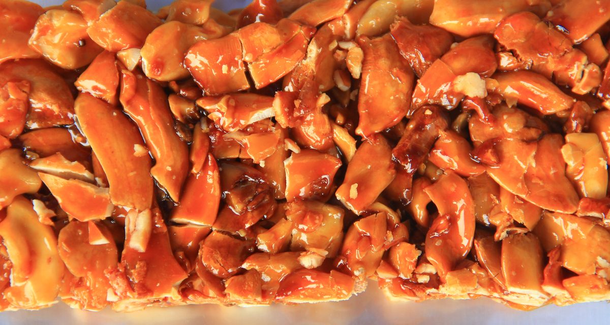 Sensasi Kue Halua Kua, Kudapan Khas Ternate Dari Bahan Kenari